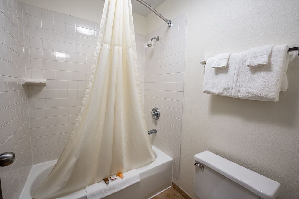 Christopher Inn and Suites Standard Room (Queen Non-Smoking) 4