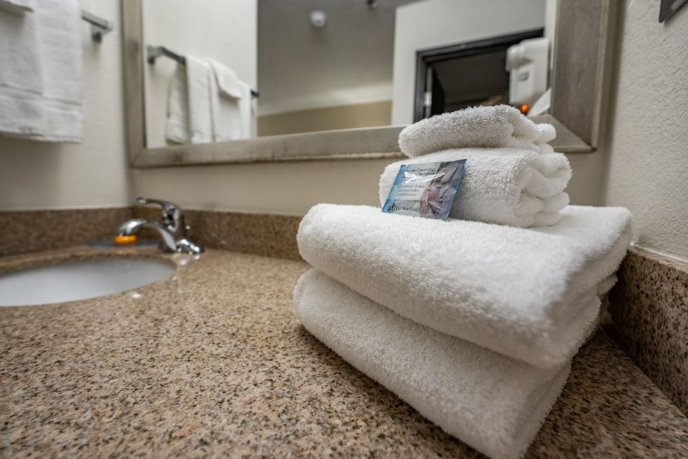 Christopher Inn and Suites Standard Room (King Non-Smoking) 2