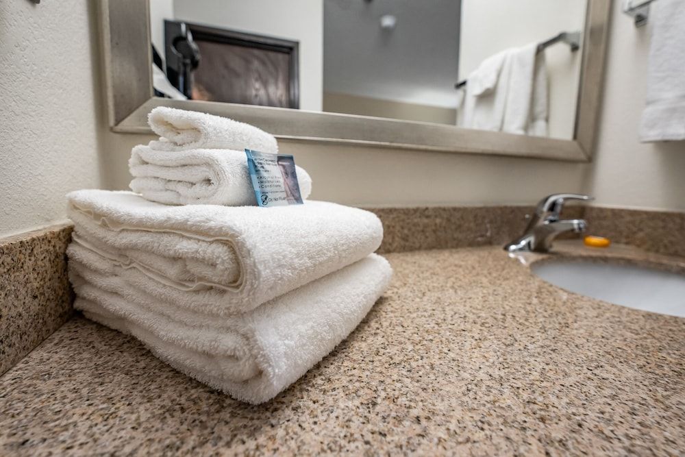 Christopher Inn and Suites Standard Room (Queen Non-Smoking) 3