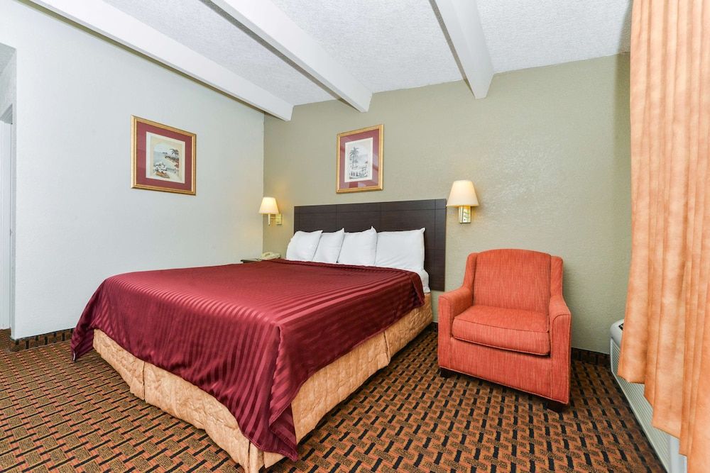 Americas Best Value Inn Sarasota Downtown Room, 1 Double Bed, Accessible, Non Smoking (with Patio) 2