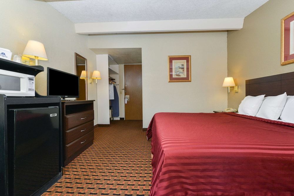Americas Best Value Inn Sarasota Downtown Room, 1 King Bed, Non Smoking