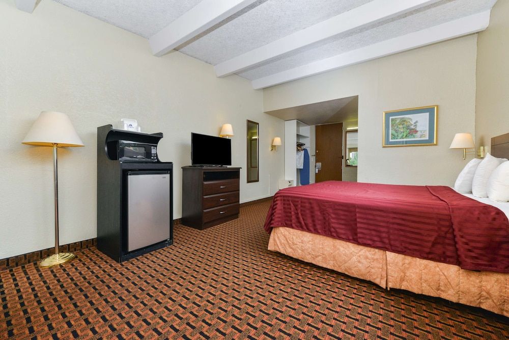 Americas Best Value Inn Sarasota Downtown Room, 1 King Bed, Non Smoking, Balcony 3