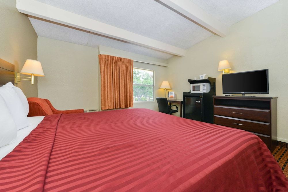Americas Best Value Inn Sarasota Downtown Room, 1 King Bed, Non Smoking 3