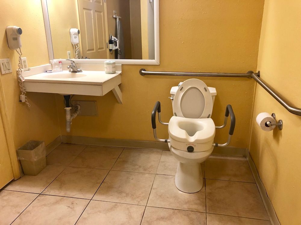 Americas Best Value Inn Sarasota Downtown Room, 1 Double Bed, Accessible, Non Smoking (with Patio) 4