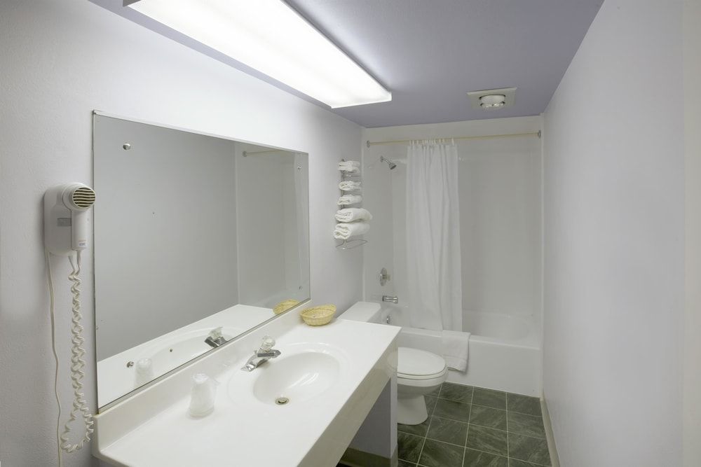 Americas Best Value Inn Litchfield Room, 1 Queen Bed, Smoking 3