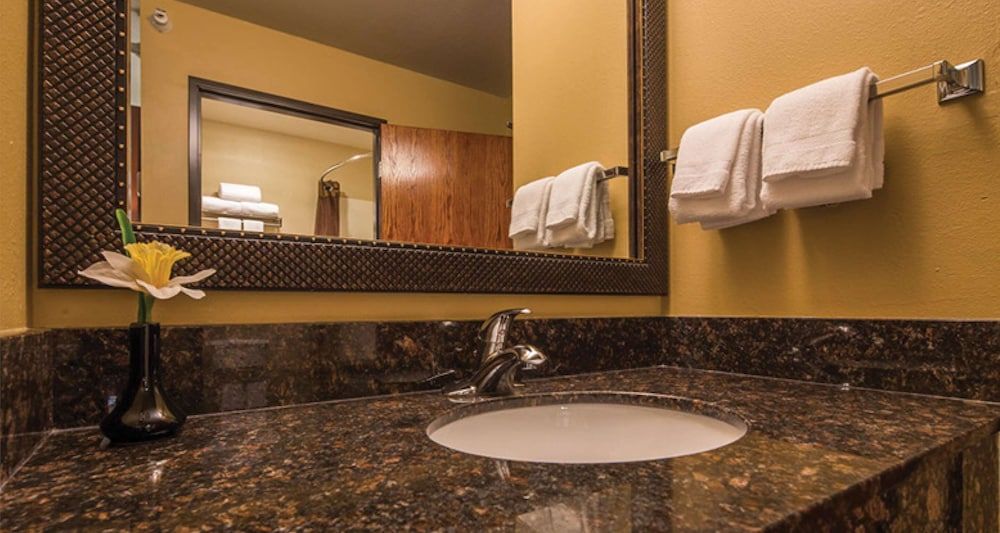 Best Western Plus Deer Park Hotel & Suites Standard Room, 2 Queen Beds, Non Smoking, Refrigerator & Microwave (Pet Friendly) 3