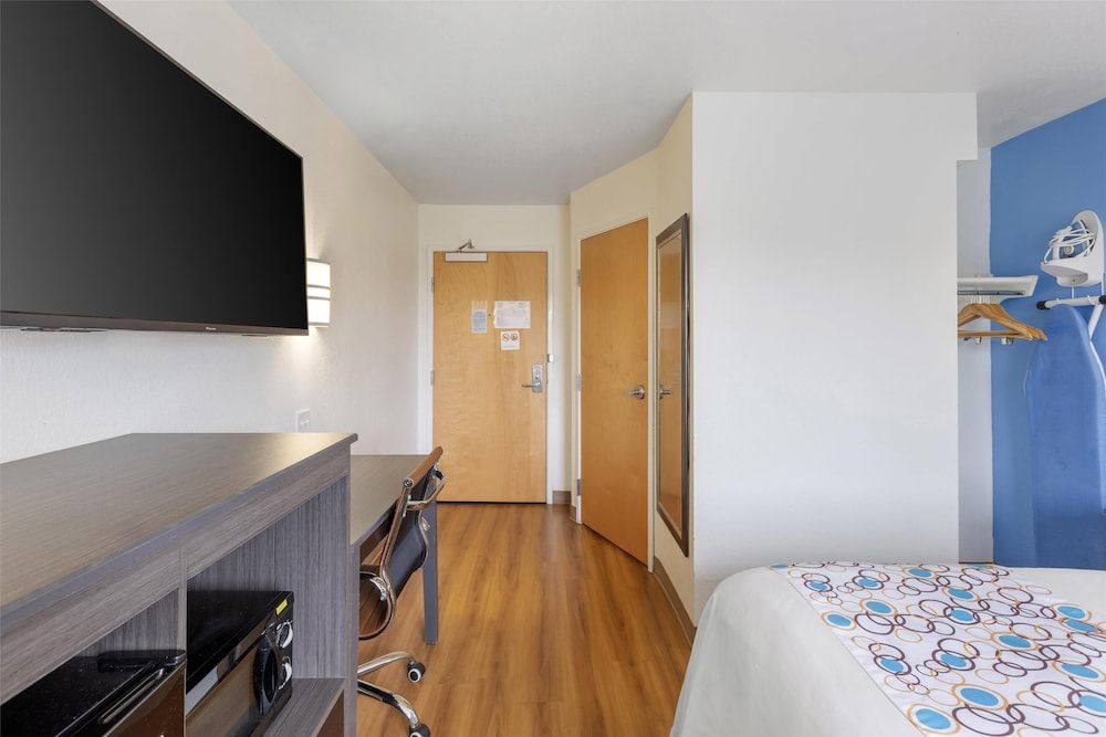 undefined SureStay Plus Hotel by Best Western Niagara Falls East