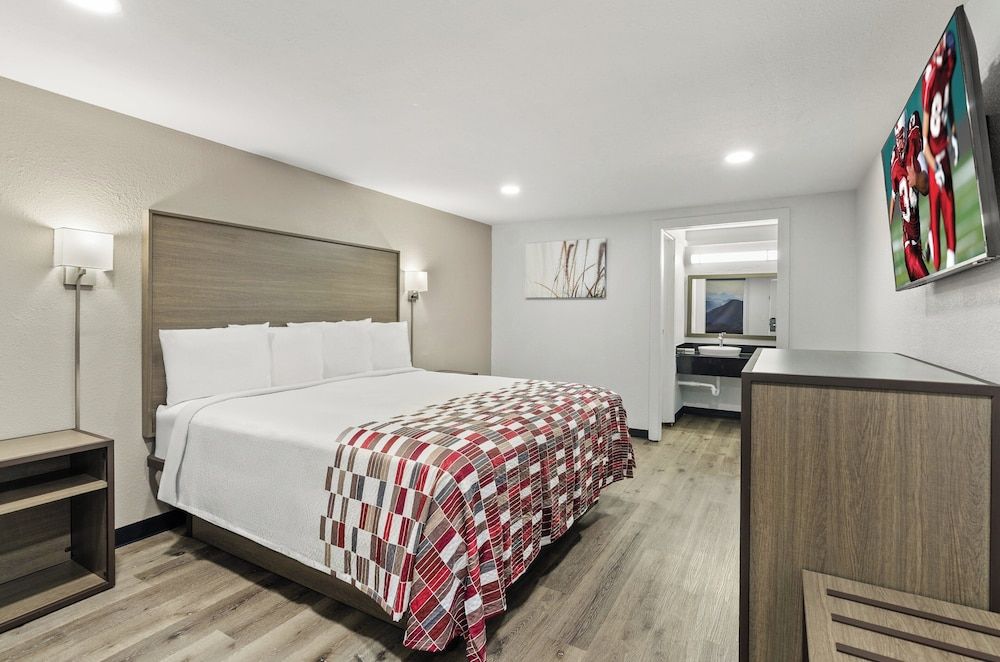 Red Roof Inn Wytheville Deluxe Room, 1 King Bed, Smoking 3