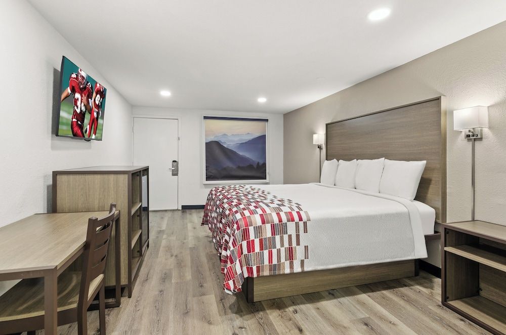 Red Roof Inn Wytheville Deluxe Room, 1 King Bed, Smoking