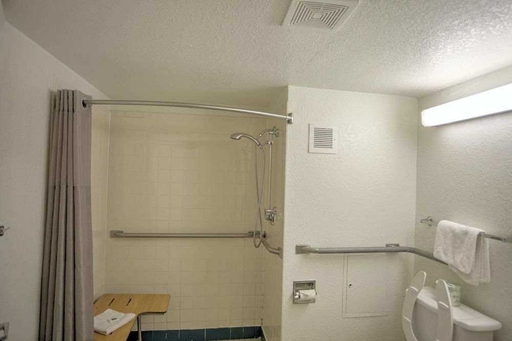Motel 6 Council Bluffs, IA - Omaha East Standard Room, 2 Queen Beds, Accessible, Non Smoking 7