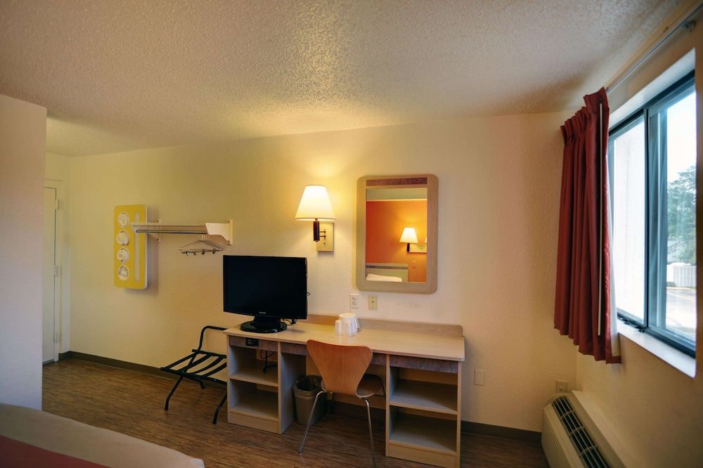 Motel 6 Council Bluffs, IA - Omaha East Standard Room, 2 Queen Beds, Accessible, Non Smoking 8