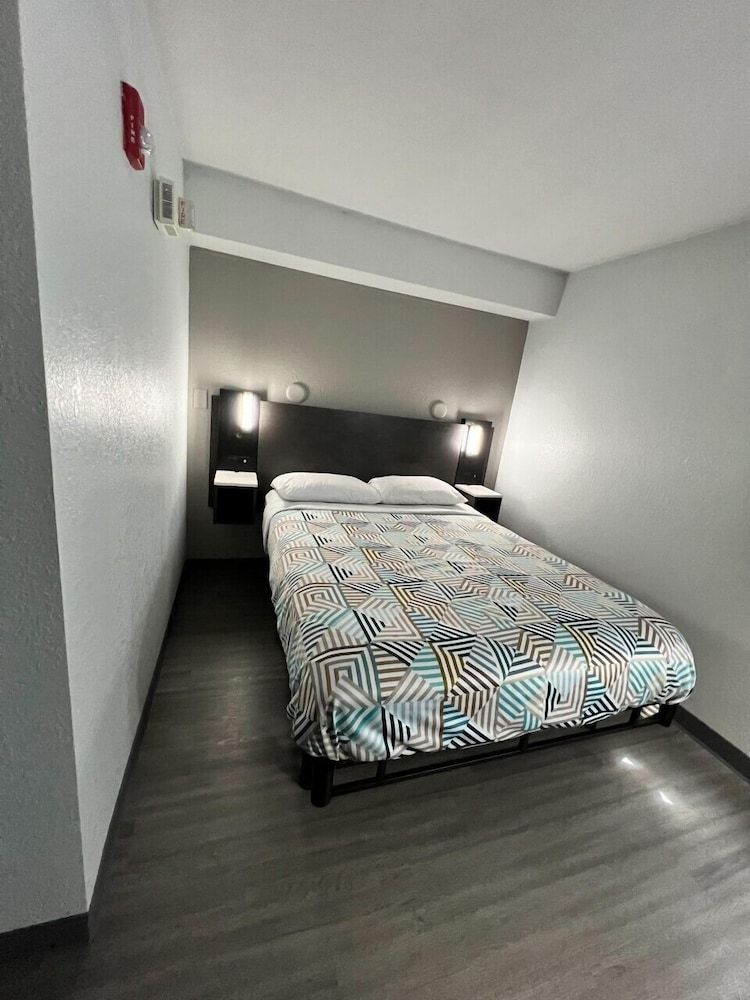 Motel 6 Council Bluffs, IA - Omaha East Standard Room, 1 Queen Bed, Accessible, Non Smoking 3