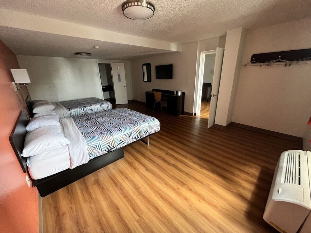 Motel 6 Council Bluffs, IA - Omaha East Deluxe Suite, 2 Queen Beds, Non Smoking, Refrigerator & Microwave 2