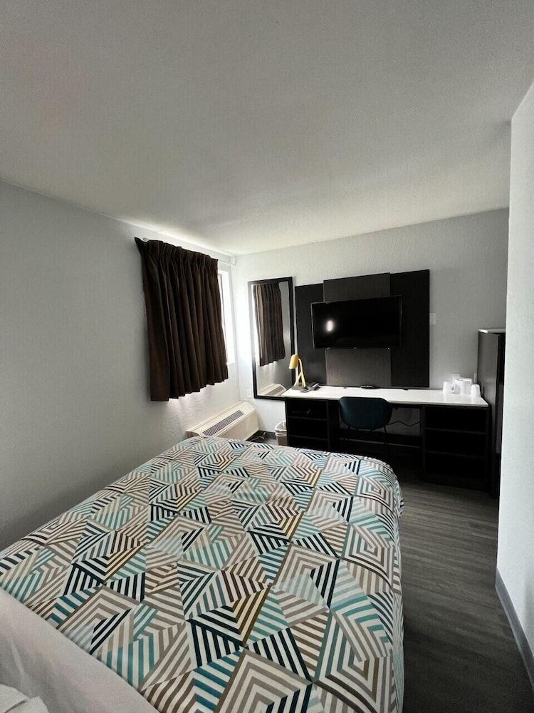 Motel 6 Council Bluffs, IA - Omaha East Standard Room, 1 Queen Bed, Accessible, Non Smoking 4