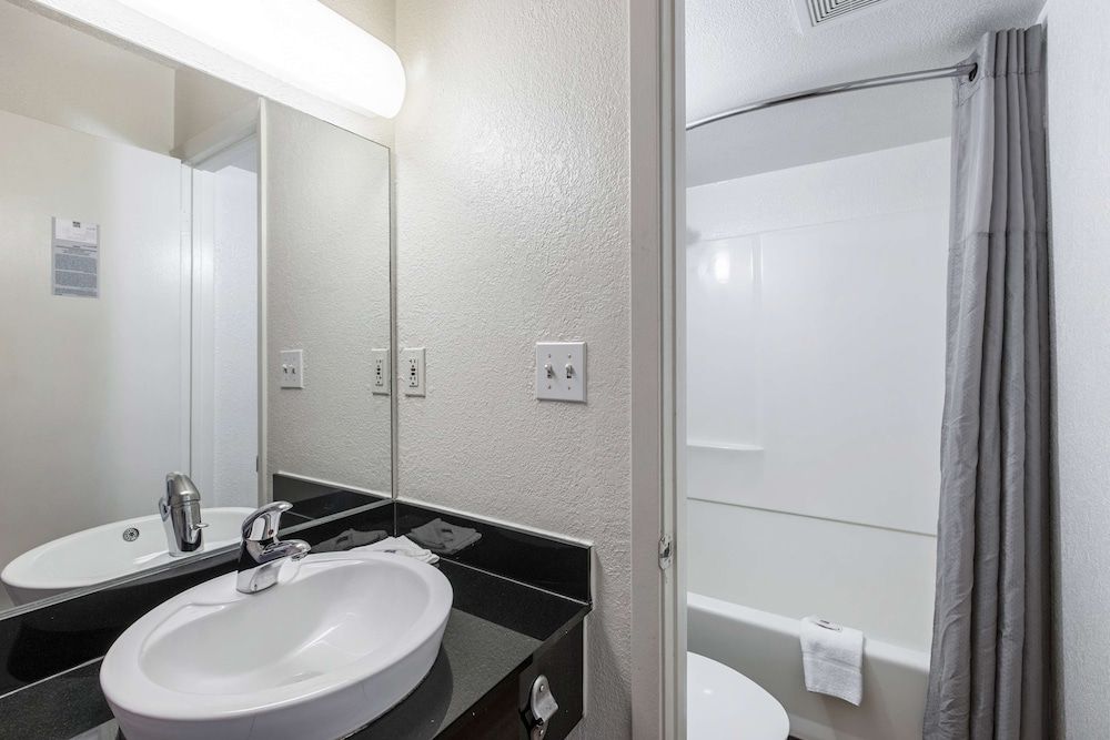 Motel 6 Council Bluffs, IA - Omaha East Standard Room, 2 Queen Beds, Accessible, Non Smoking 6