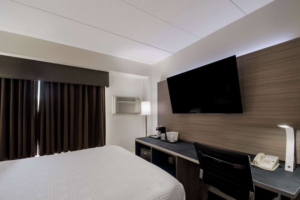 Best Western Bemidji Standard Room, 1 Queen Bed, Non Smoking, Refrigerator & Microwave (Small Room) 2