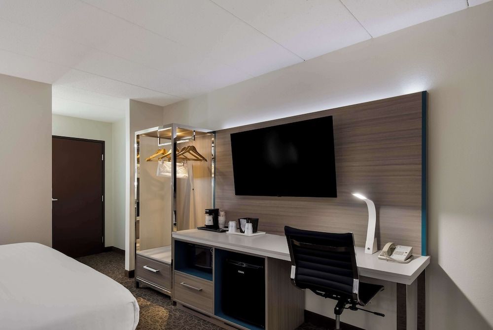 Best Western Bemidji Standard Room, 1 King Bed, Non Smoking, Refrigerator & Microwave 4