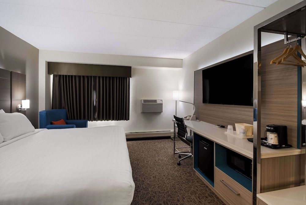 Best Western Bemidji Standard Room, 1 King Bed, Accessible, Refrigerator & Microwave 4