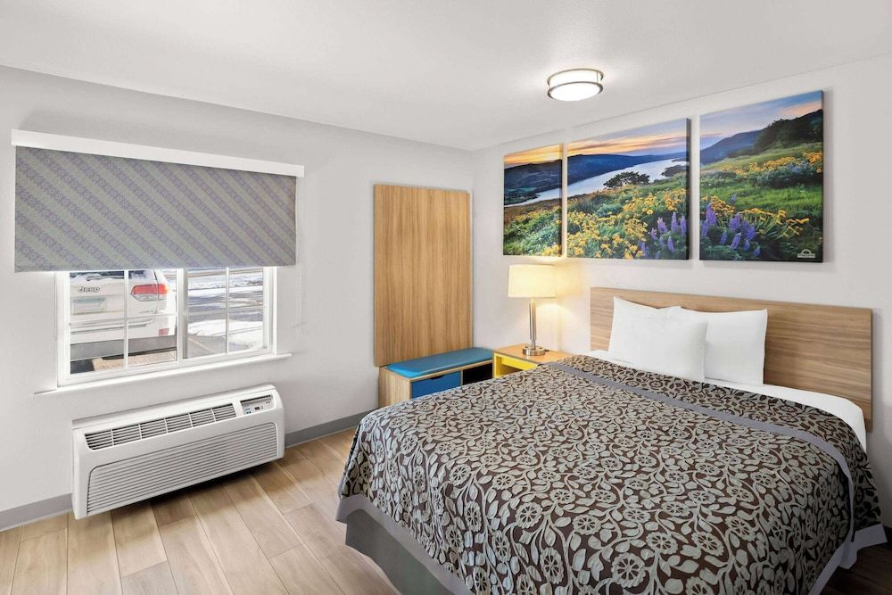 Deluxe Room, 1 Queen Bed, Accessible, Non Smoking (Mobility)