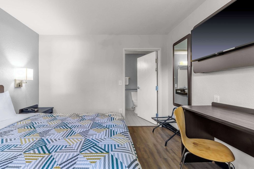Standard Room, 1 Queen Bed, Non Smoking, Refrigerator & Microwave