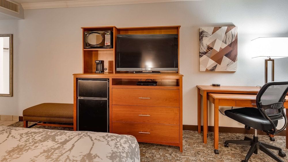 Best Western Angus Inn Standard Room, 1 King Bed, Non Smoking, Refrigerator & Microwave 3