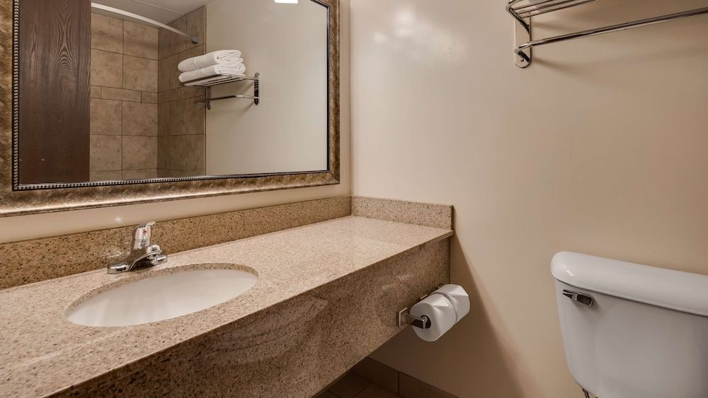 Best Western Angus Inn Standard Room, 1 King Bed, Non Smoking, Refrigerator & Microwave 5