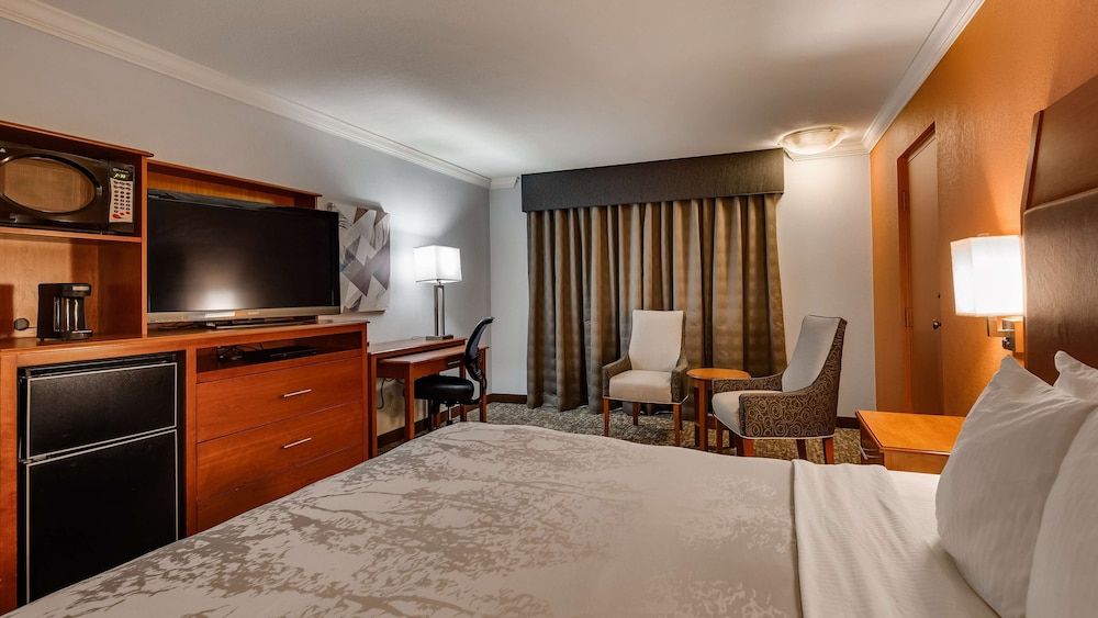 Best Western Angus Inn Standard Room, 1 King Bed, Non Smoking, Refrigerator & Microwave 2