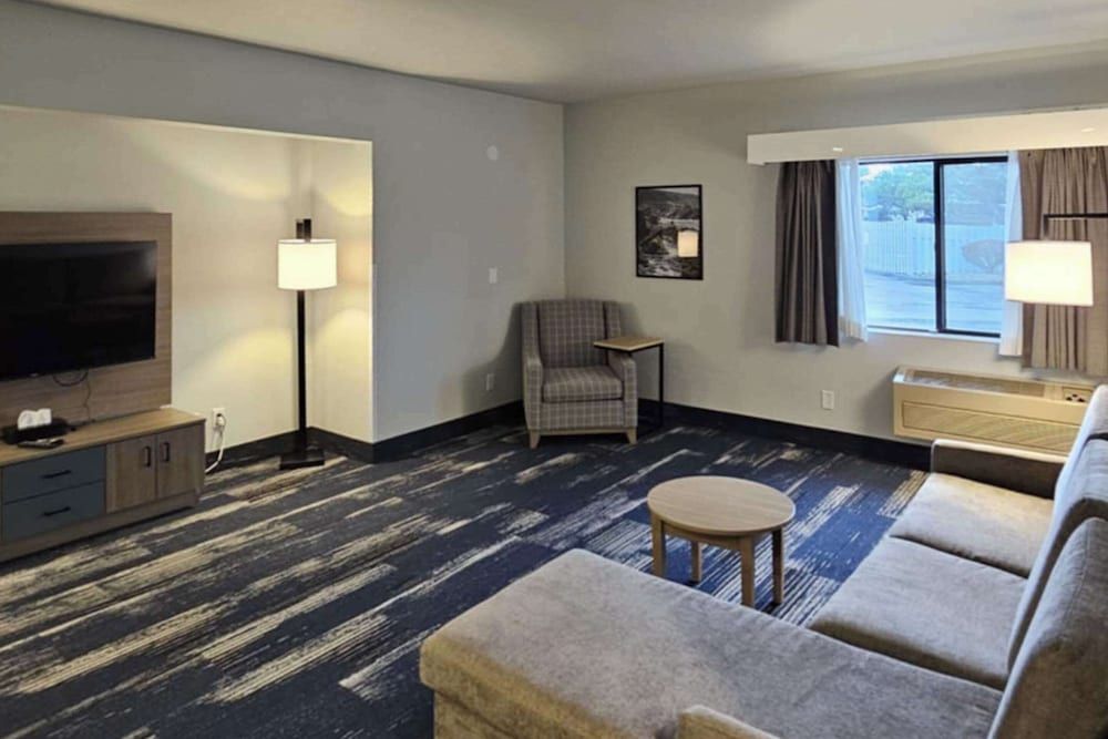 Edgewater Inn and Suites, an Ascend Collection Hotel Suite, 1 King Bed, Non Smoking (Efficiency) 9