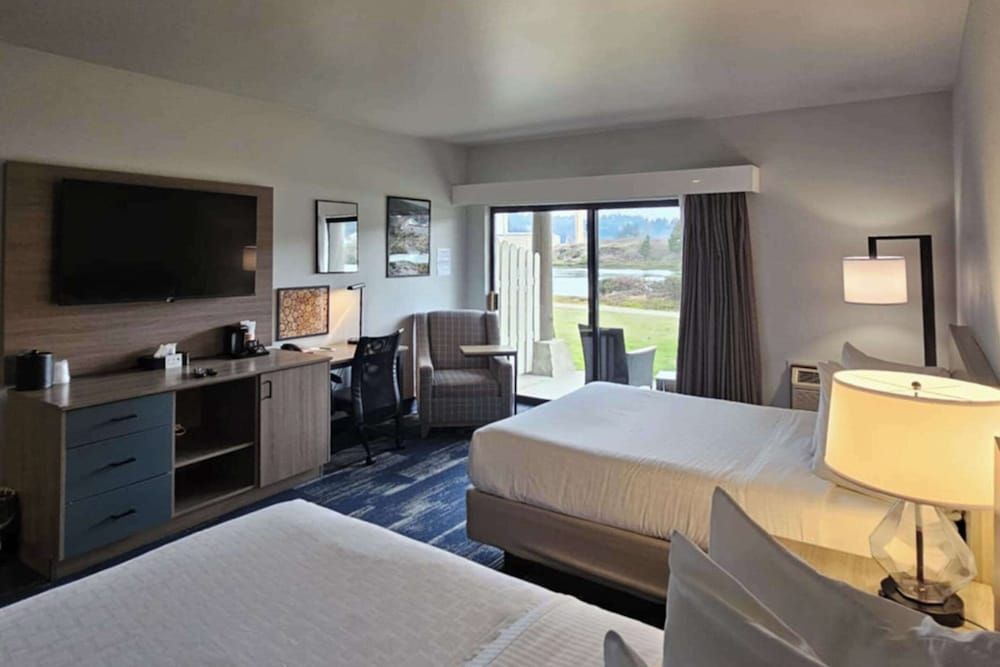 Edgewater Inn and Suites, an Ascend Collection Hotel Standard Room, 2 Queen Beds, Non Smoking (Water View) 2