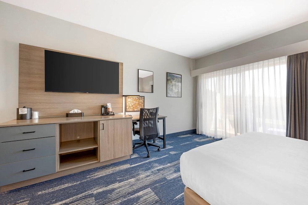 Edgewater Inn and Suites, an Ascend Collection Hotel Standard Room, 2 Queen Beds, Non Smoking (Water View) 5