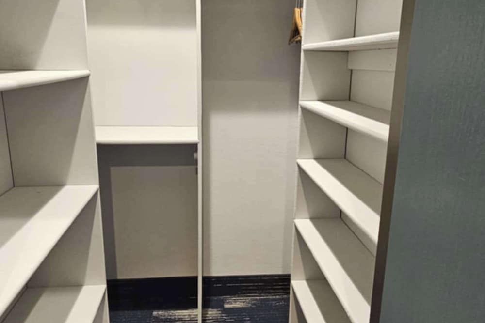 Edgewater Inn and Suites, an Ascend Collection Hotel Suite, 1 King Bed, Non Smoking (Efficiency) 5