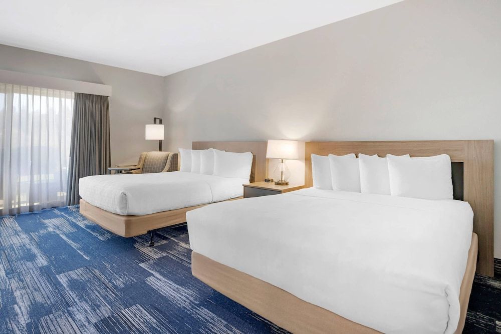 Edgewater Inn and Suites, an Ascend Collection Hotel Standard Room, 2 Queen Beds, Non Smoking (Water View) 3