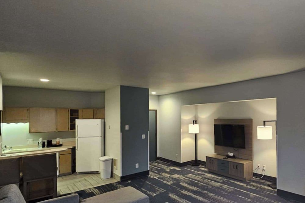 Edgewater Inn and Suites, an Ascend Collection Hotel Suite, 1 King Bed, Non Smoking (Efficiency) 10