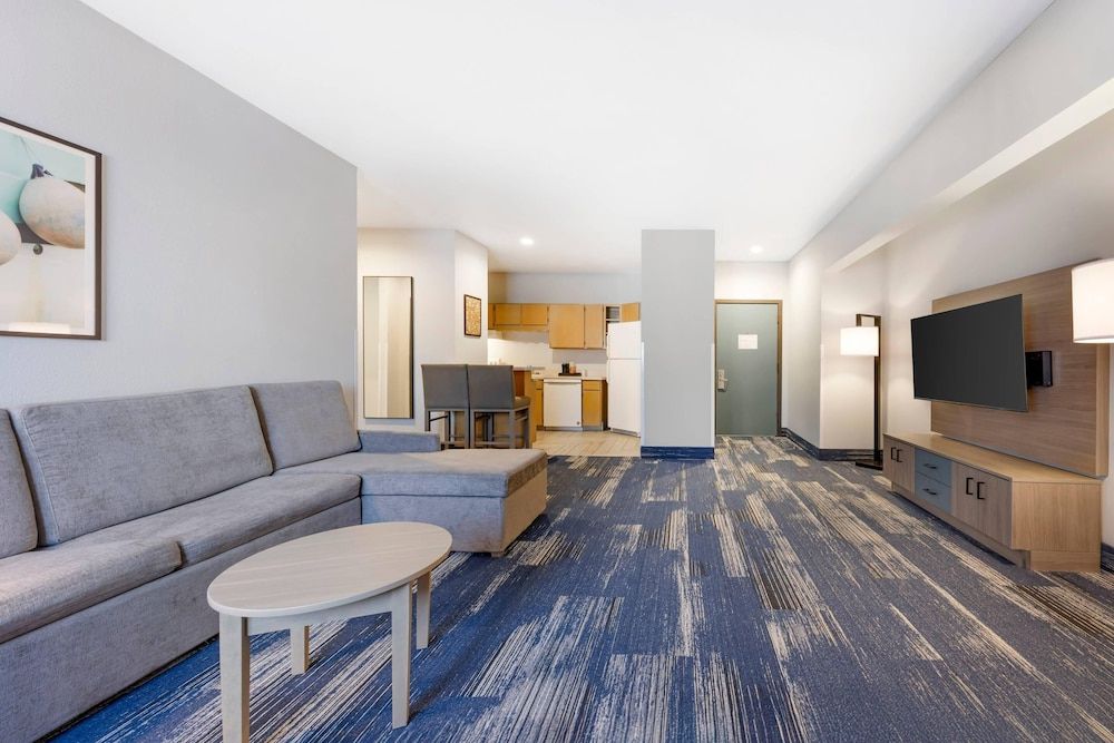 Edgewater Inn and Suites, an Ascend Collection Hotel Suite, 1 King Bed, Non Smoking (Efficiency) 13