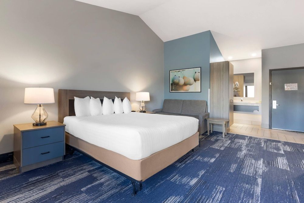 Edgewater Inn and Suites, an Ascend Collection Hotel Room, 1 Queen Bed, Accessible, Non Smoking (Accessible Tub, Wall Bed) 2