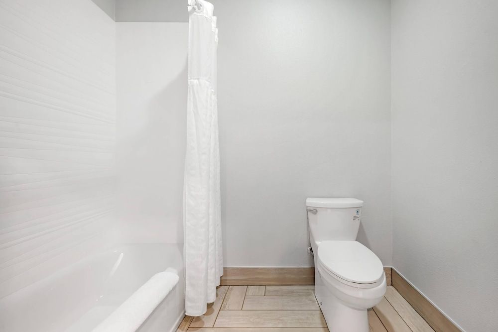 Edgewater Inn and Suites, an Ascend Collection Hotel Standard Room, 2 Queen Beds, Non Smoking (Water View) 7