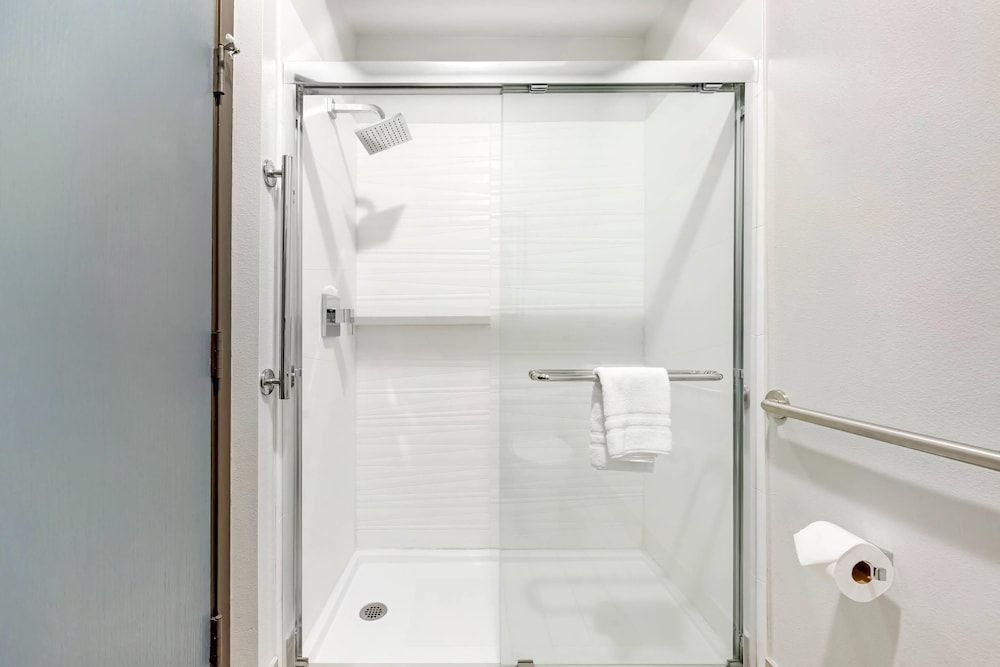 Edgewater Inn and Suites, an Ascend Collection Hotel Room, 1 Queen Bed, Accessible, Non Smoking (Accessible Tub, Wall Bed) 5