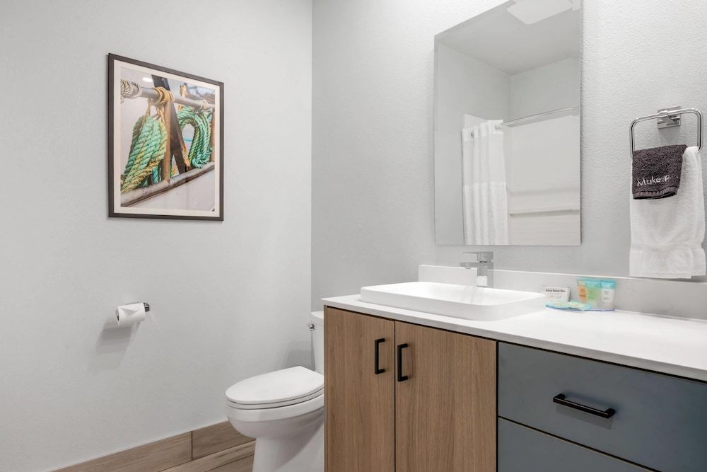 Edgewater Inn and Suites, an Ascend Collection Hotel Suite, 1 King Bed, Non Smoking (Efficiency) 6