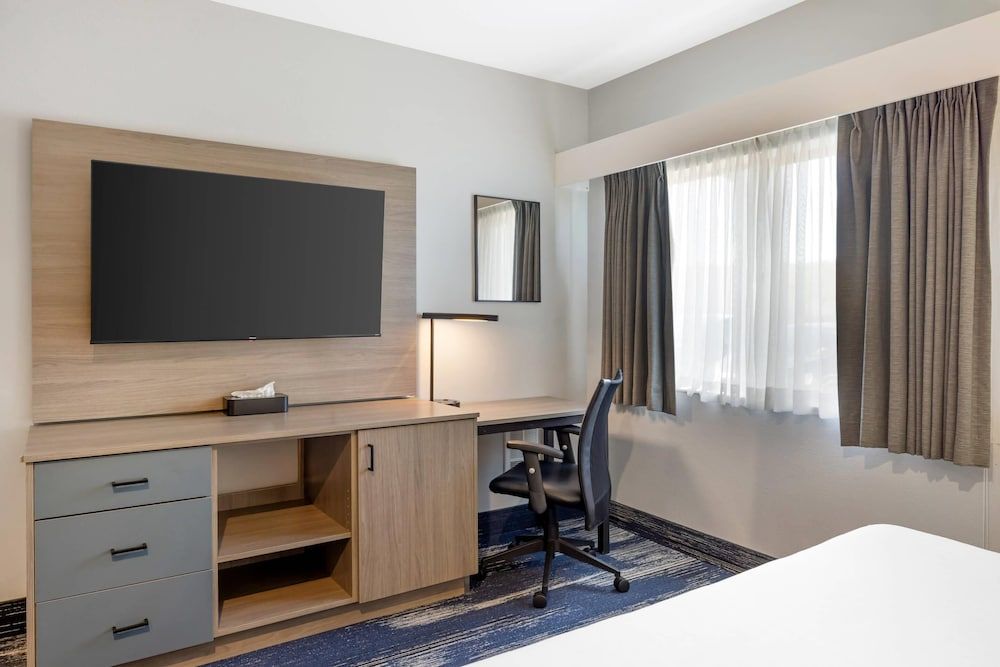 Edgewater Inn and Suites, an Ascend Collection Hotel Suite, 1 King Bed, Non Smoking (Efficiency) 12