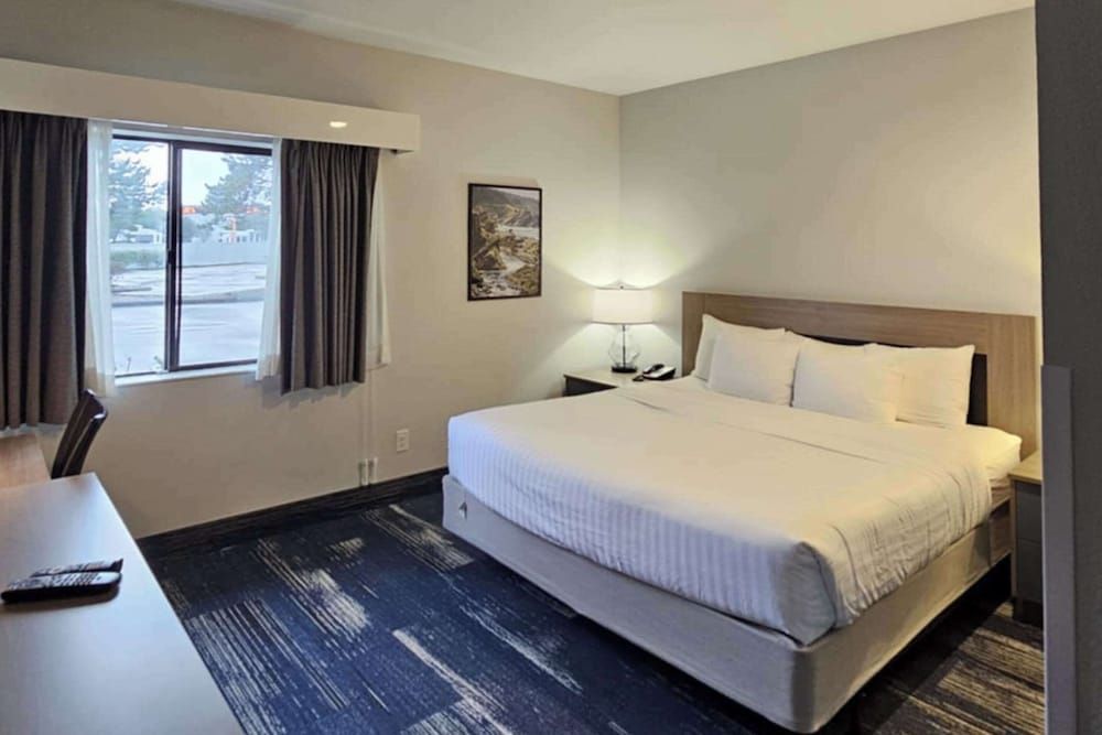 Edgewater Inn and Suites, an Ascend Collection Hotel Suite, 1 King Bed, Non Smoking (Efficiency) 2