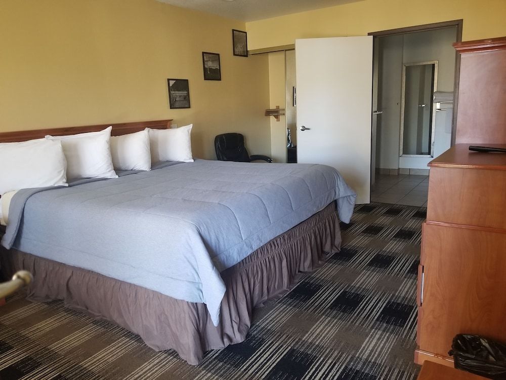 Oakridge Inn & Suites