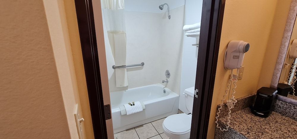 Oakridge Inn & Suites Room, 2 Queen Beds, Kitchenette 4