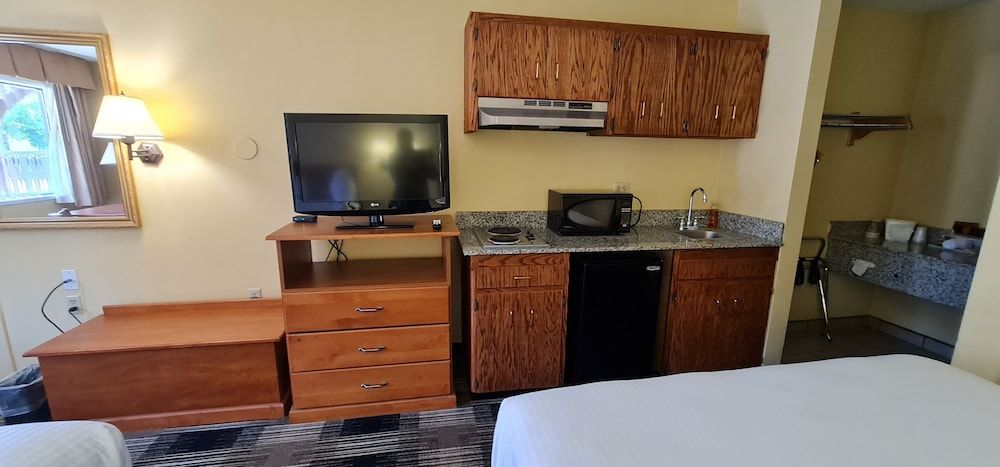 Oakridge Inn & Suites Room, 2 Queen Beds, Kitchenette 5