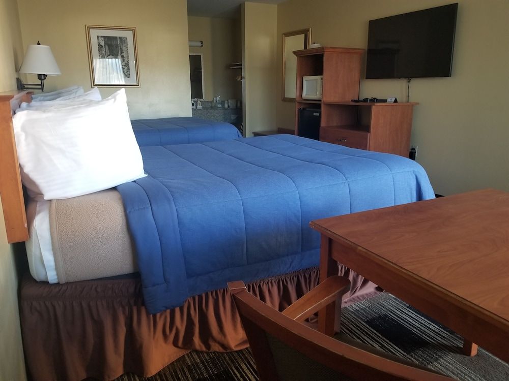 Oakridge Inn & Suites Room, 2 Queen Beds 2