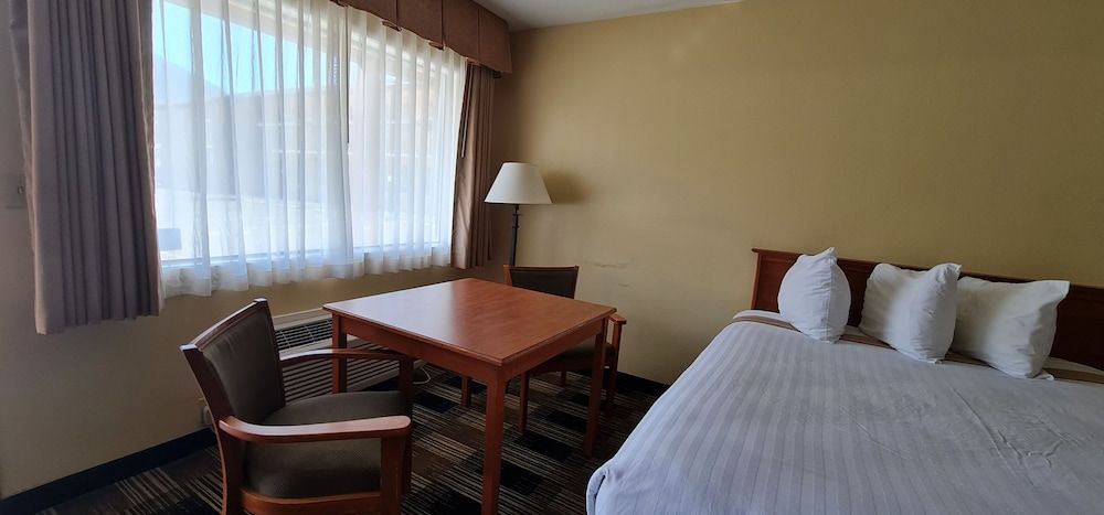 Oakridge Inn & Suites Room, 2 Queen Beds, Kitchenette