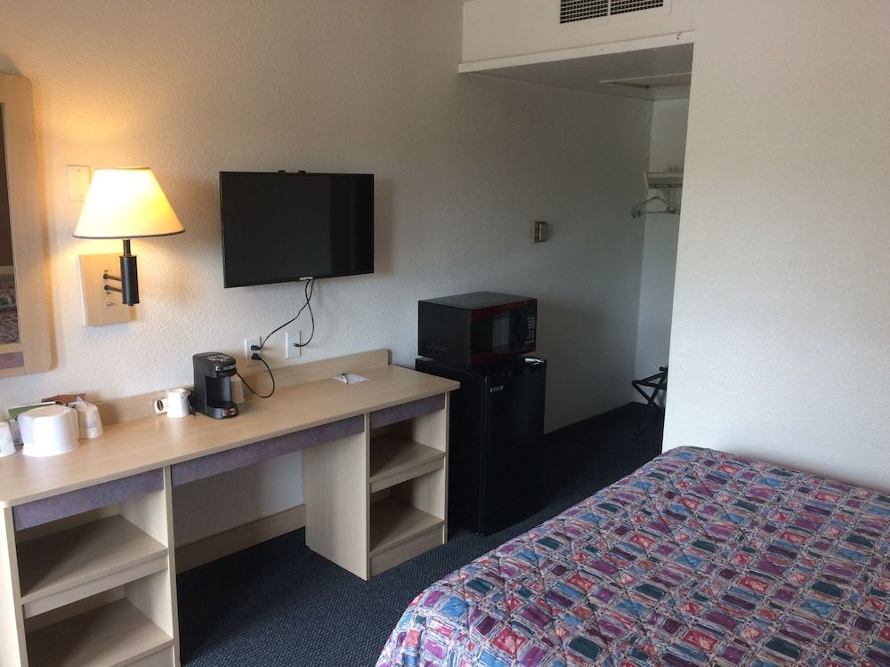Room, 1 King Bed, Smoking