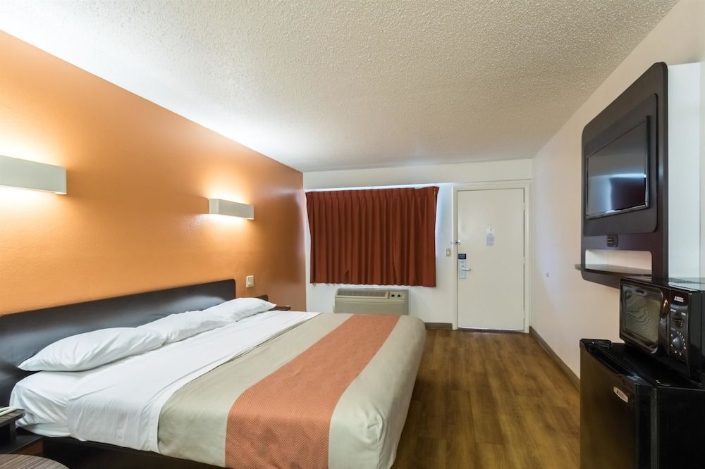 Motel 6 Crawfordsville, IN Standard Room, 1 King Bed, Non Smoking 3