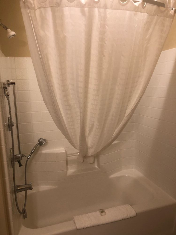Cobblestone Inn & Suites - Eads Suite, 1 King Bed with Sofa Bed, Accessible Tub, Non Smoking 4