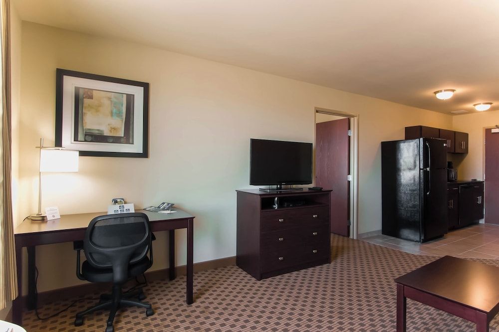 Cobblestone Inn & Suites - Eads Suite, 1 King Bed with Sofa Bed, Accessible Tub, Non Smoking 5