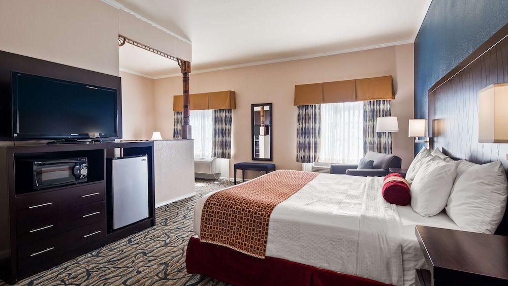 Suite, 1 King Bed, Non Smoking, Refrigerator & Microwave (with Sofabed)